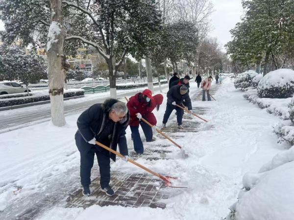 以雪为令齐上阵  浴“雪”奋战保畅通